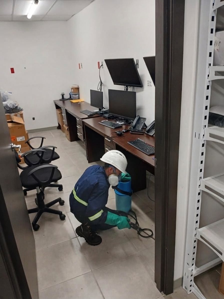 Técnico de BioPest uniformado aplicando tratamiento profesional
